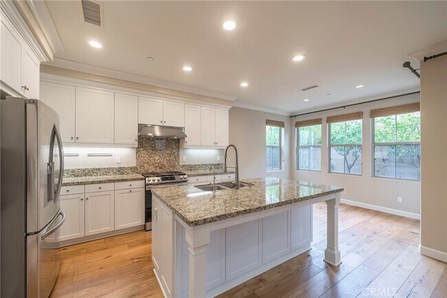 Building Photo - 104 Pendant