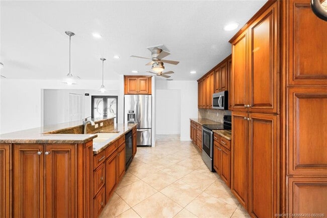Building Photo - 3074 NE Loquat Ln