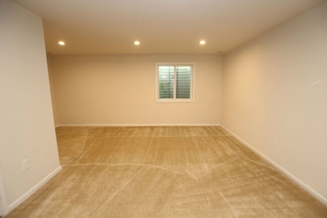 Building Photo - The Homestead- immaculate town home with community pool.