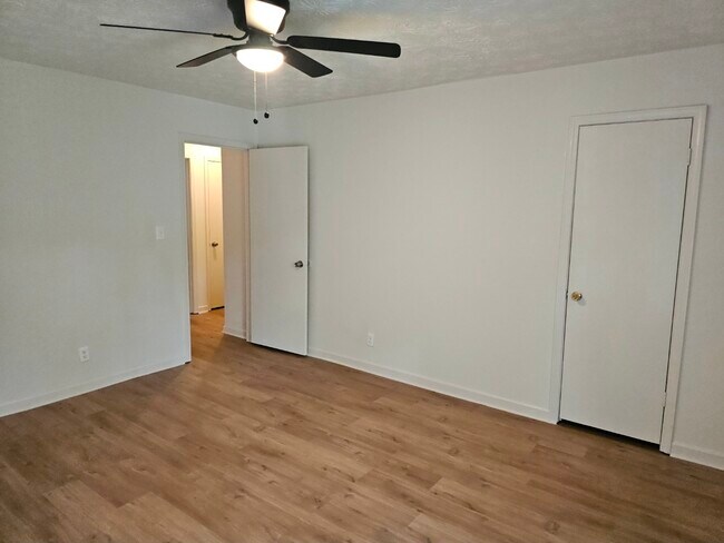 Building Photo - 490 S Jeff Davis Dr