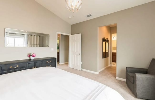 Building Photo - Heritage Square Newer Two Story in Gated D...