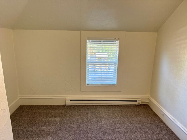 Building Photo - Large renovated 2 bedroom apartment in the...