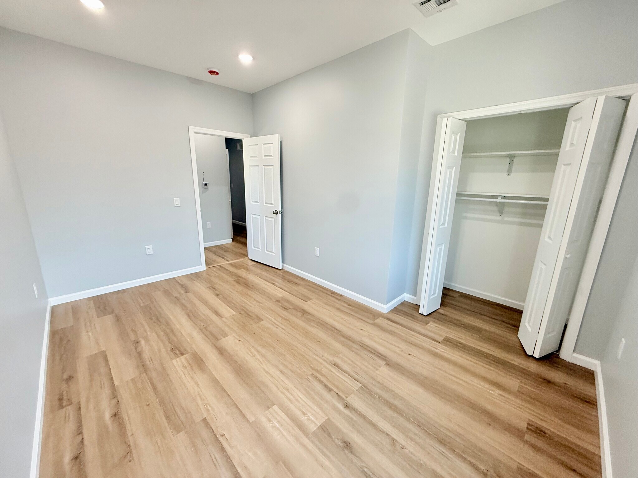 Building Photo - 13 Roosevelt Ave