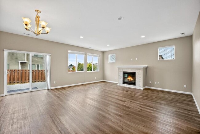 Building Photo - Spacious Spanaway Home w/ A/C & 5 Bedrooms...