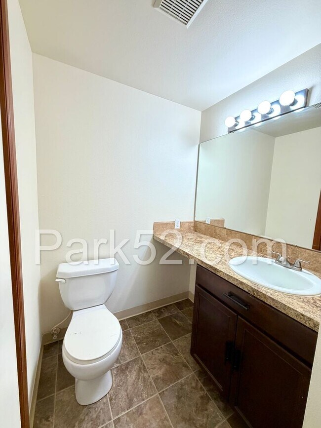 Building Photo - Puyallup Area 2 Bedroom 2nd Floor Apartment