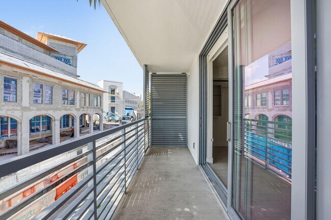 Building Photo - 111 SE 1st Ave