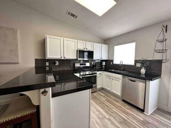 Building Photo - 54445 Avenida Alvarado