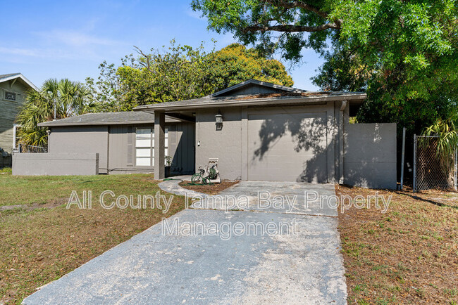Building Photo - 905 N Newport Ave
