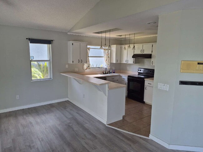 Building Photo - "Spacious 1732 Sq Ft 3-Bed, 2 Baths, in Tarpon Springs!"