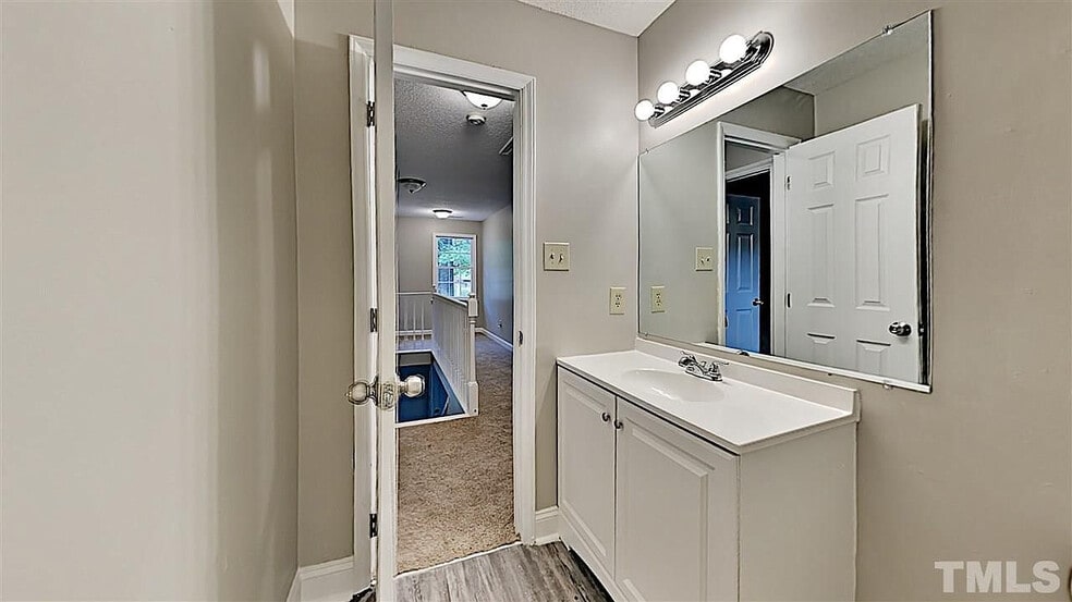 Building Photo - Room in House on Woods Ream Dr