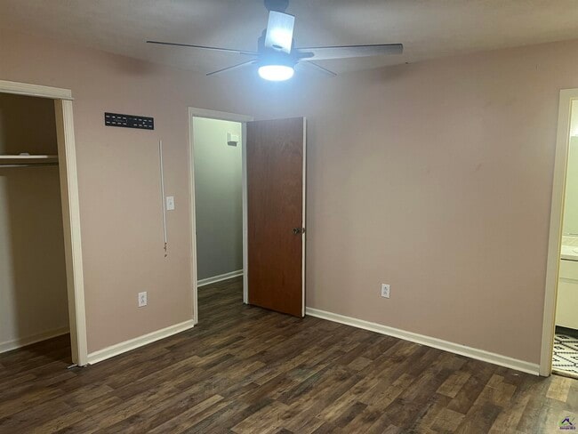 Building Photo - 409 Forest Lake Dr