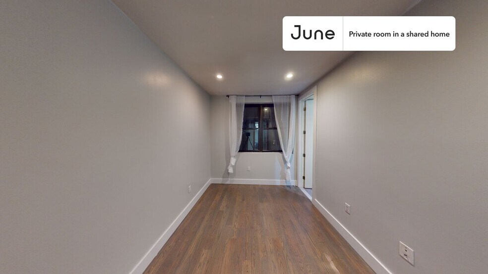 Building Photo - Room in Shared 3 bed/3 bath home