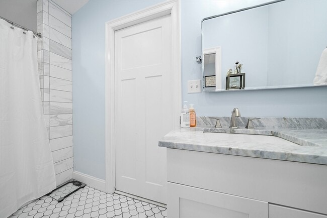 Building Photo - 11 Mason St