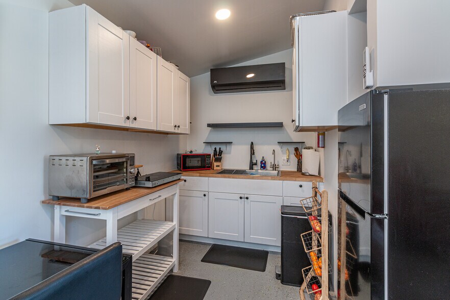 Guest Kitchen - 27222 Plumwood Ave