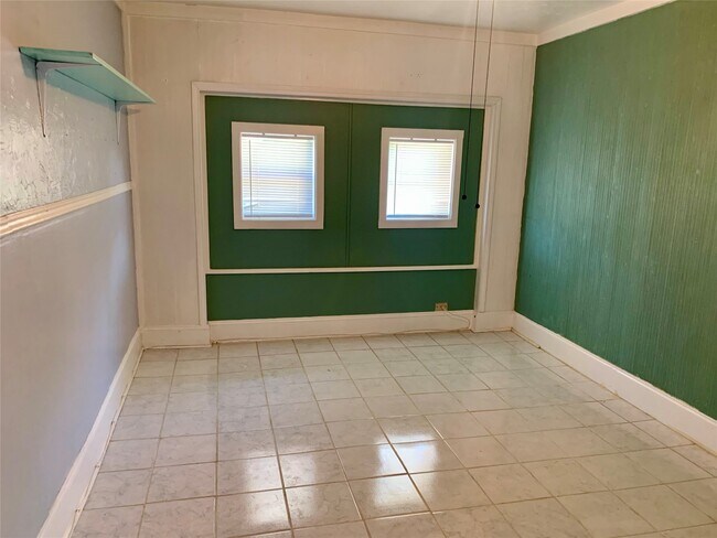 Building Photo - 306 Cres View St