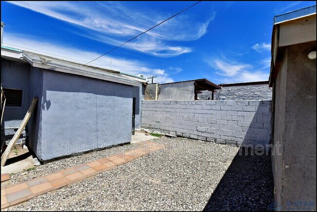 Building Photo - 1910A Olive Ave !!