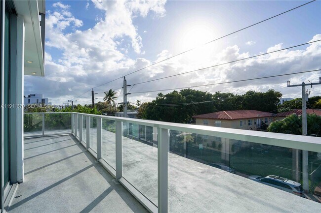 Building Photo - 8425 Crespi Blvd