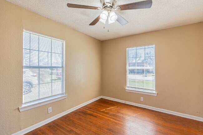 Building Photo - 215 Legion Dr W