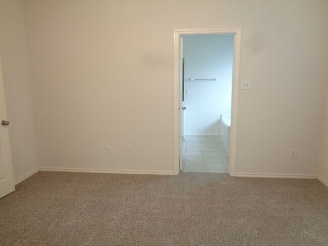 Building Photo - Beautiful 3BR Townhome in Villas of Oakwood Glen – Klein ISD