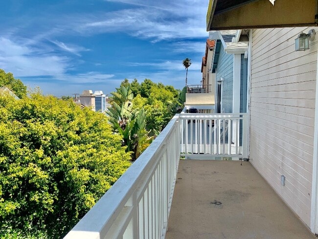 Building Photo - 1642 Harper Ave