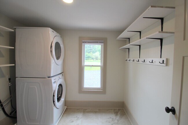 Building Photo - 56 Grindstone Rd