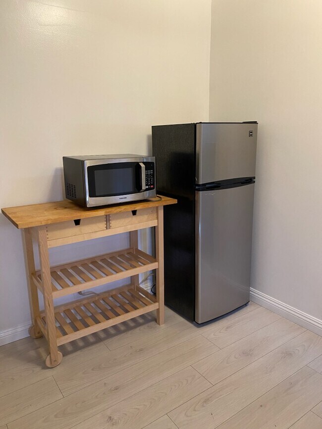 Microwave - Fridge - 1045 Palm Ave