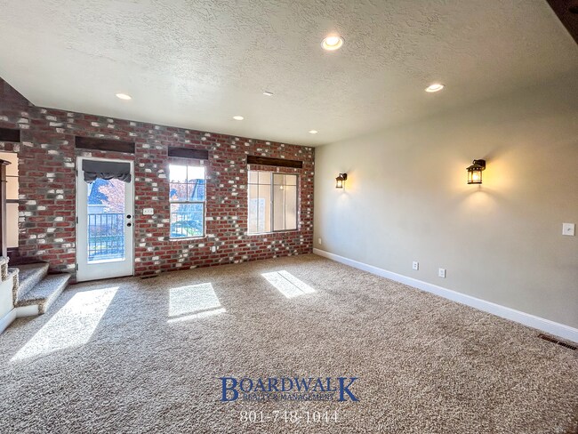 Building Photo - Spectacular 3 bed 2.5 bath in Highland