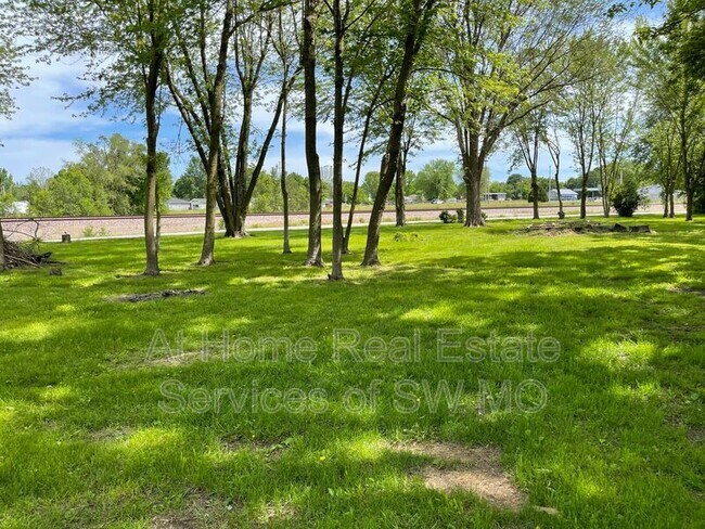 Building Photo - 522 W McHenry Ave