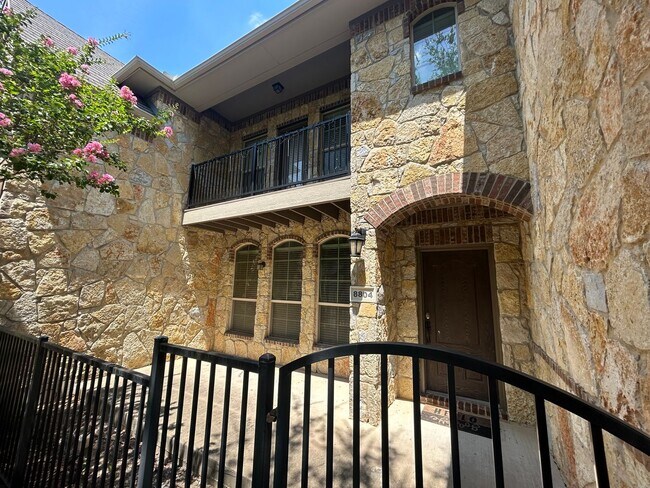Building Photo - Great Location!