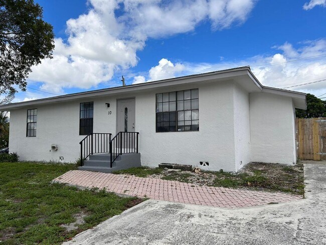 Primary Photo - 10 E Gateway Blvd