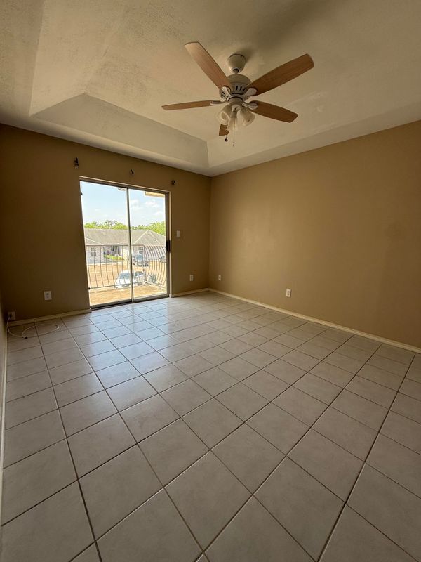 Building Photo - 1800 Oasis Dr