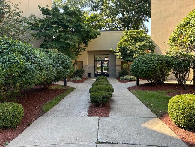 Primary Photo - 1204 Whitney Ave