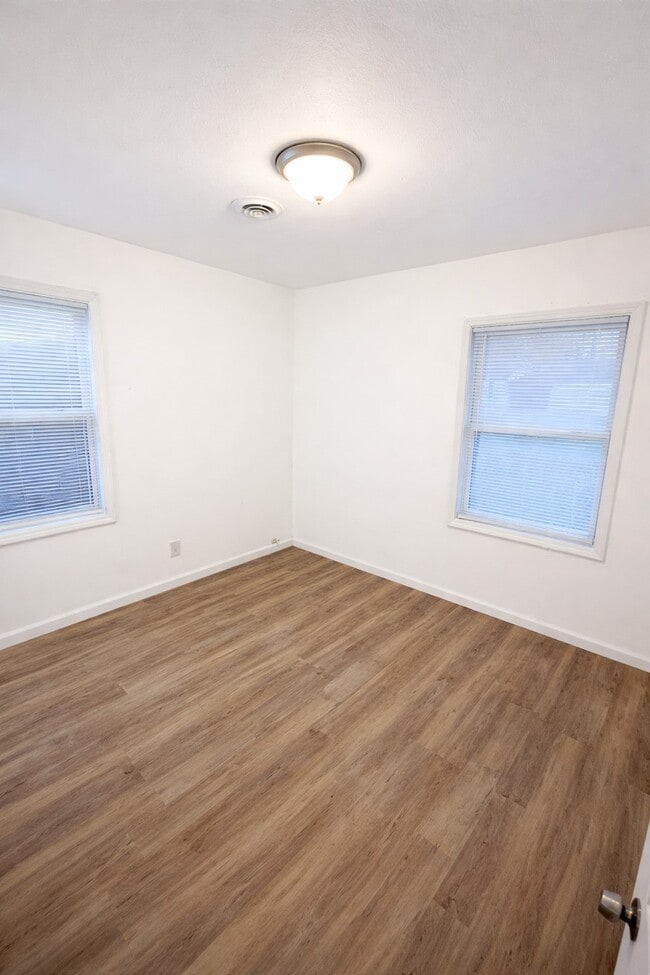 Building Photo - 455 S 6th St