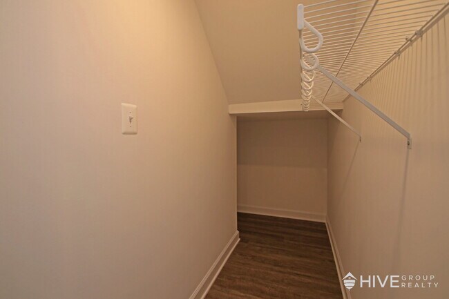 Building Photo - Beautiful End-Unit Townhouse with Pond Vie...