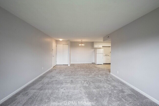 Building Photo - "Charming & Spacious 2-Bedroom Haven in Sh...