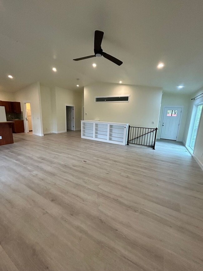 Building Photo - 2 Bedroom | 2 Bathroom Upstairs Duplex