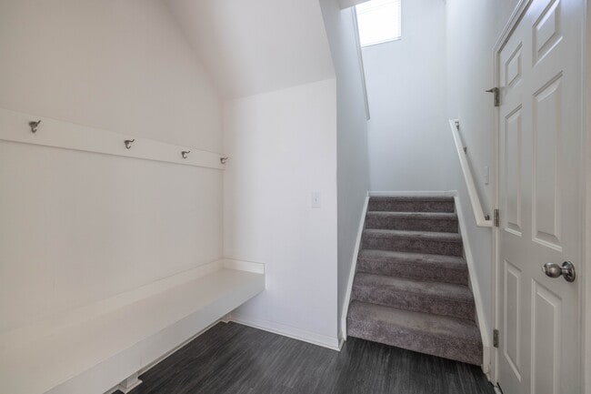 Building Photo - 710 Yorkshire Dr