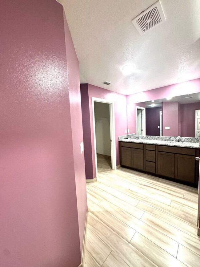 Building Photo - Beautiful 4-Bed, 2-Bath Home in a Prime Location!
