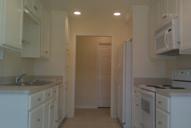 Building Photo - THREE BEDROOMS THREE BATHS, FENCED BACKYARD