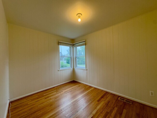 Building Photo - Charming 2 Bedroom/1 Bathroom Home at Laur...