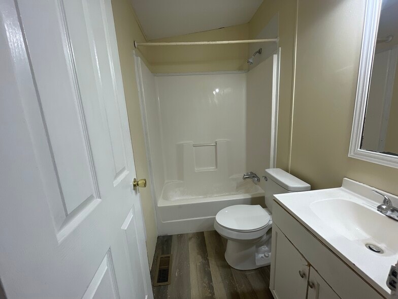 Building Photo - 1350 Pami St