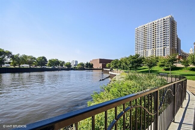 Building Photo - Corner 2-Bed / 2-Bath Condo in Prime River...