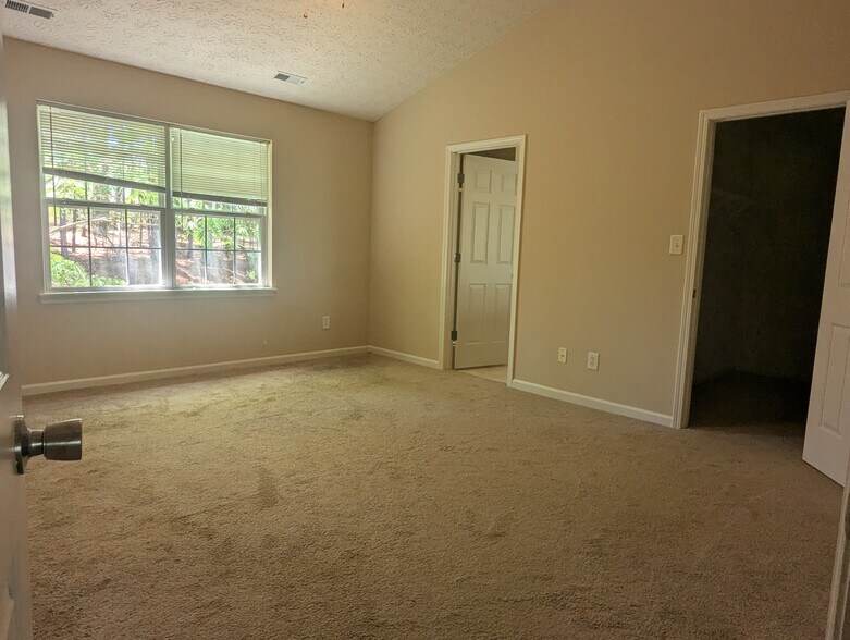Building Photo - 1806 Raj Dr