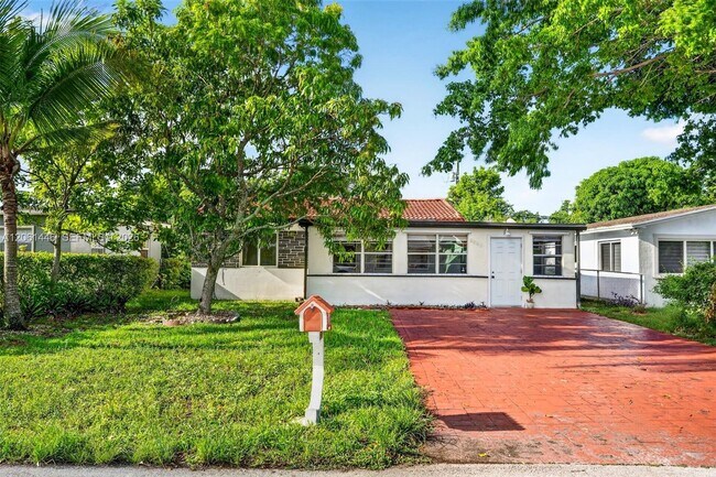 Building Photo - 6240 SW 22nd Ct