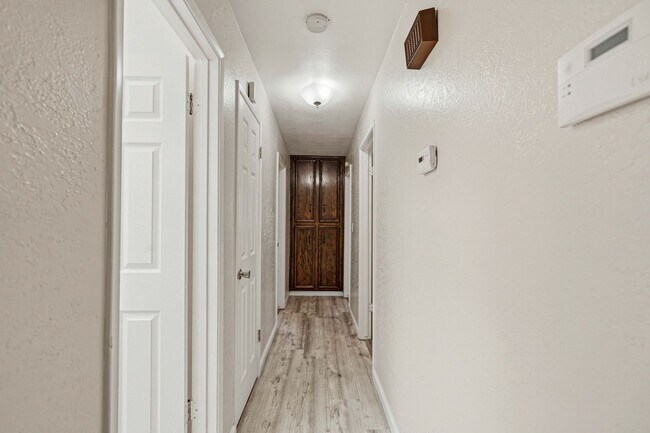 Building Photo - 2025 Sweetwater Dr