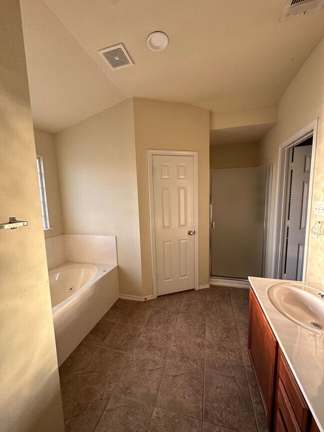 Building Photo - Open Concept living in MIDWAY ISD