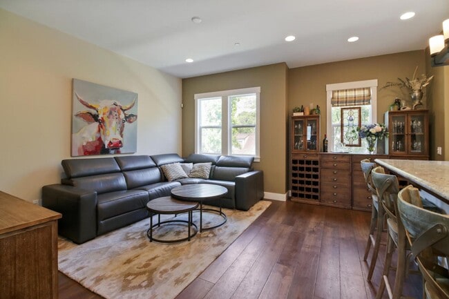 Building Photo - 4 Bed / 3.5 Bath | Crocker Village Brownst...