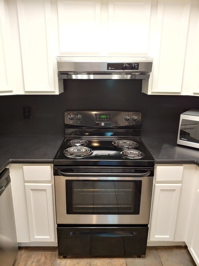 Building Photo - Gorgeous Spacious TownHome in Downtown Mou...