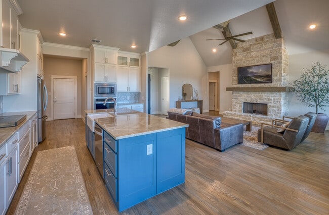 Building Photo - 440 Valley Vista
