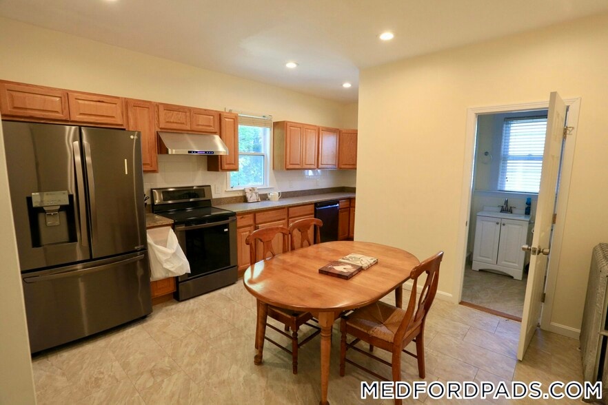 Building Photo - 124 Forest St